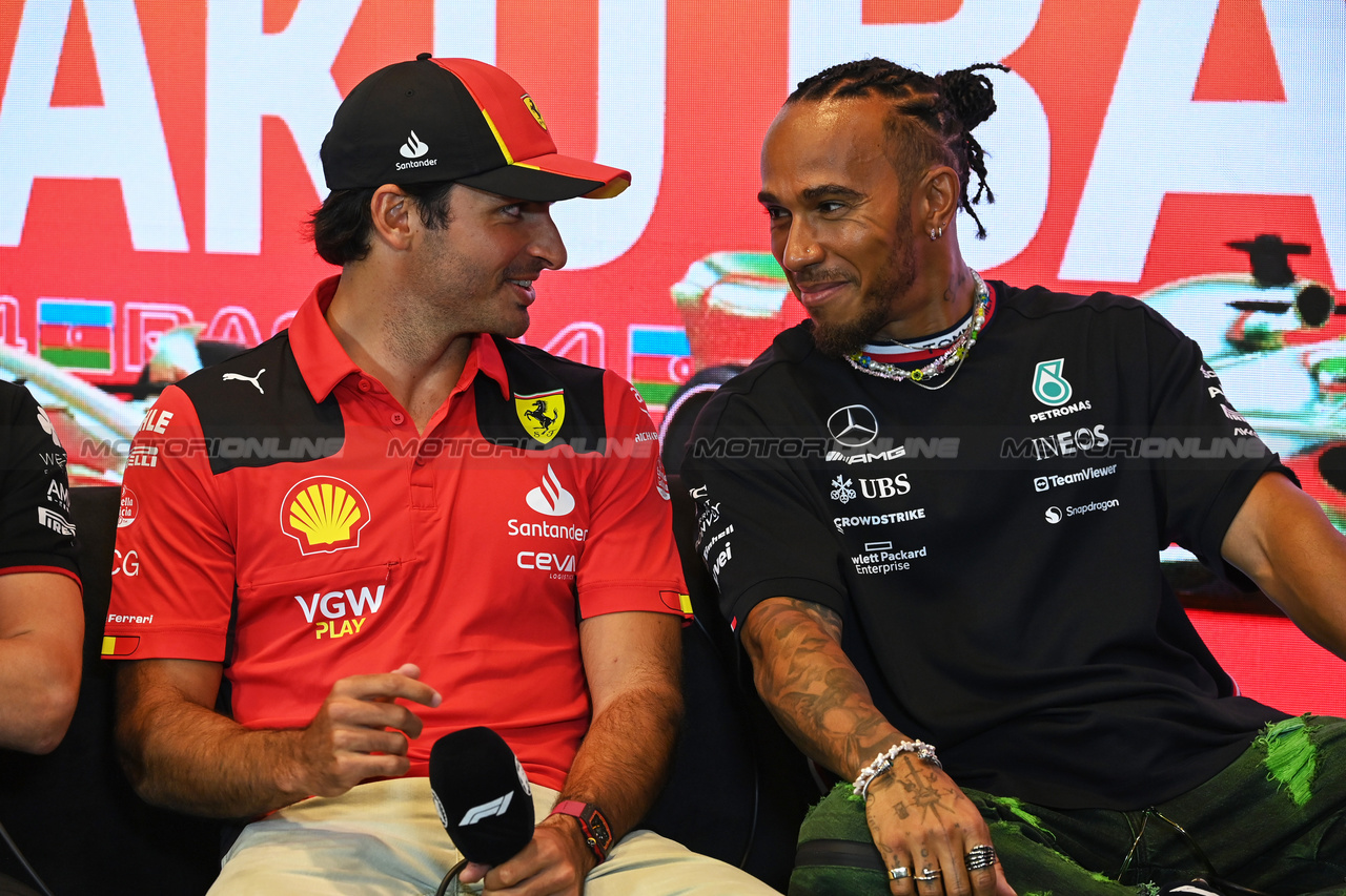 GP AZERBAIJAN, (L to R): Carlos Sainz Jr (ESP) Ferrari e Lewis Hamilton (GBR) Mercedes AMG F1 in the FIA Press Conference.

27.04.2023. Formula 1 World Championship, Rd 4, Azerbaijan Grand Prix, Baku Street Circuit, Azerbaijan, Preparation Day.

- www.xpbimages.com, EMail: requests@xpbimages.com ¬© Copyright: XPB Images