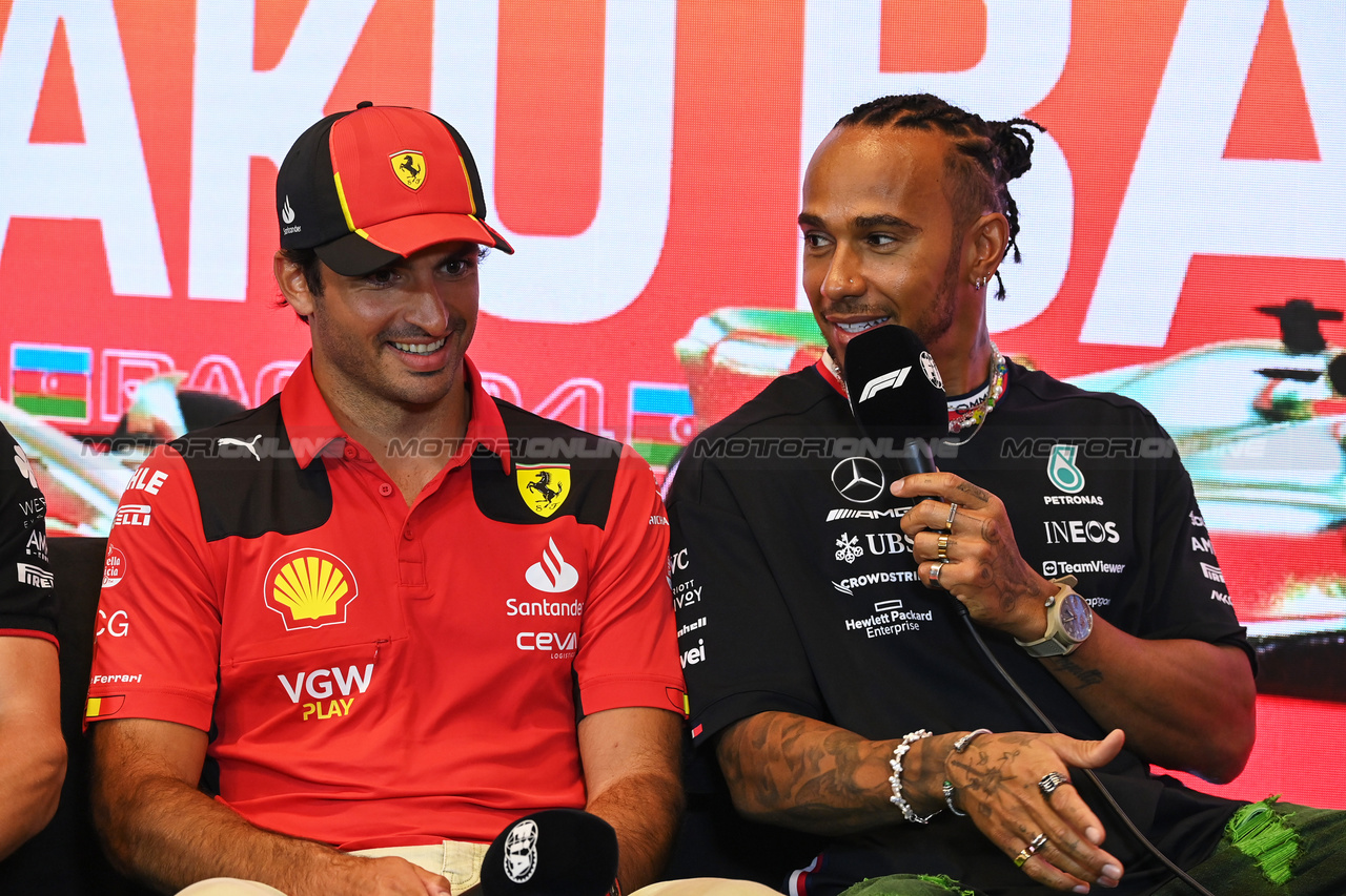 GP AZERBAIJAN, (L to R): Carlos Sainz Jr (ESP) Ferrari e Lewis Hamilton (GBR) Mercedes AMG F1 in the FIA Press Conference.

27.04.2023. Formula 1 World Championship, Rd 4, Azerbaijan Grand Prix, Baku Street Circuit, Azerbaijan, Preparation Day.

- www.xpbimages.com, EMail: requests@xpbimages.com ¬© Copyright: XPB Images