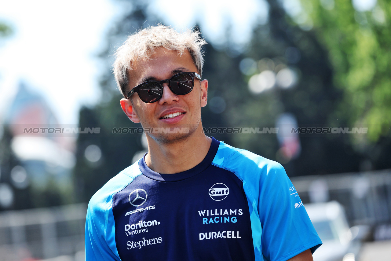 GP AZERBAIJAN, Alexander Albon (THA) Williams Racing walks the circuit.

27.04.2023. Formula 1 World Championship, Rd 4, Azerbaijan Grand Prix, Baku Street Circuit, Azerbaijan, Preparation Day.

- www.xpbimages.com, EMail: requests@xpbimages.com ¬© Copyright: Bearne / XPB Images