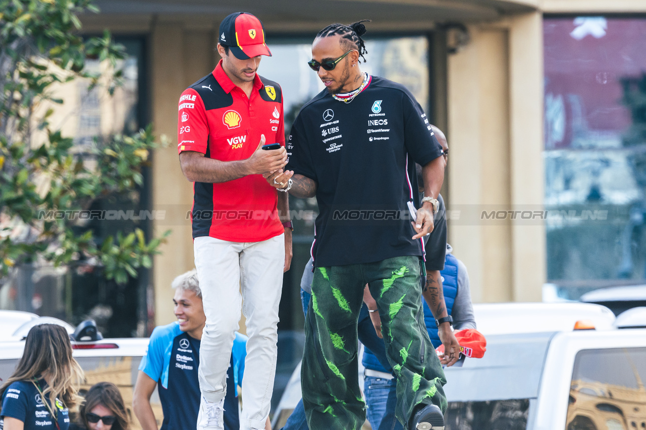 GP AZERBAIJAN, (L to R): Carlos Sainz Jr (ESP) Ferrari with Lewis Hamilton (GBR) Mercedes AMG F1.

27.04.2023. Formula 1 World Championship, Rd 4, Azerbaijan Grand Prix, Baku Street Circuit, Azerbaijan, Preparation Day.

- www.xpbimages.com, EMail: requests@xpbimages.com ¬© Copyright: Bearne / XPB Images