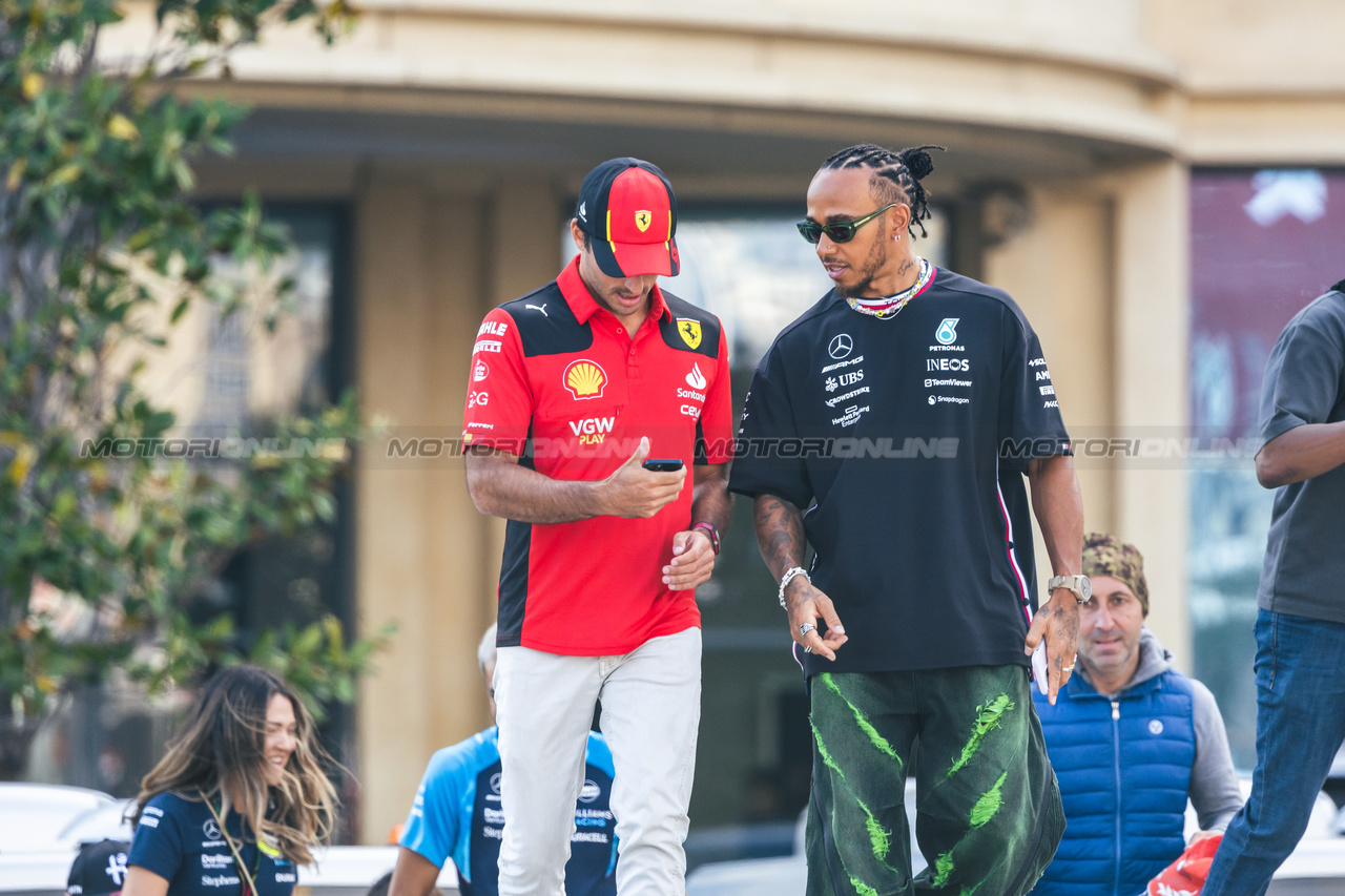 GP AZERBAIJAN, (L to R): Carlos Sainz Jr (ESP) Ferrari with Lewis Hamilton (GBR) Mercedes AMG F1.

27.04.2023. Formula 1 World Championship, Rd 4, Azerbaijan Grand Prix, Baku Street Circuit, Azerbaijan, Preparation Day.

- www.xpbimages.com, EMail: requests@xpbimages.com ¬© Copyright: Bearne / XPB Images