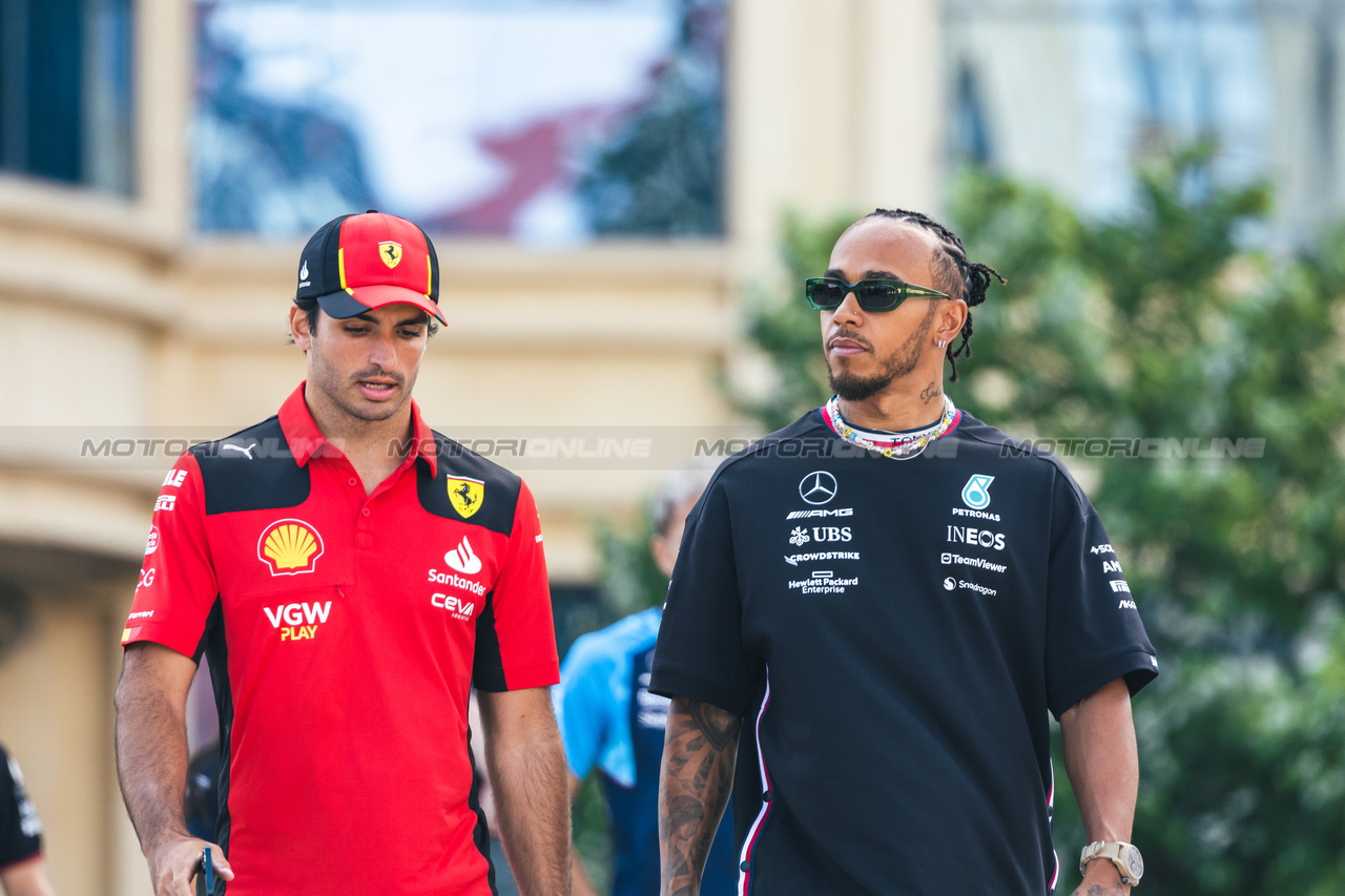 GP AZERBAIJAN, (L to R): Carlos Sainz Jr (ESP) Ferrari with Lewis Hamilton (GBR) Mercedes AMG F1.

27.04.2023. Formula 1 World Championship, Rd 4, Azerbaijan Grand Prix, Baku Street Circuit, Azerbaijan, Preparation Day.

- www.xpbimages.com, EMail: requests@xpbimages.com ¬© Copyright: Bearne / XPB Images