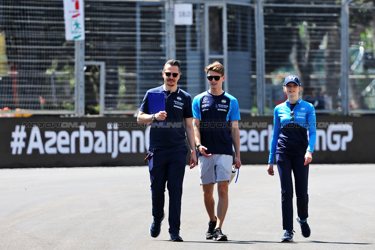 GP AZERBAIJAN, Logan Sargeant (USA) Williams Racing walks the circuit with the team.

27.04.2023. Formula 1 World Championship, Rd 4, Azerbaijan Grand Prix, Baku Street Circuit, Azerbaijan, Preparation Day.

- www.xpbimages.com, EMail: requests@xpbimages.com ¬© Copyright: Bearne / XPB Images