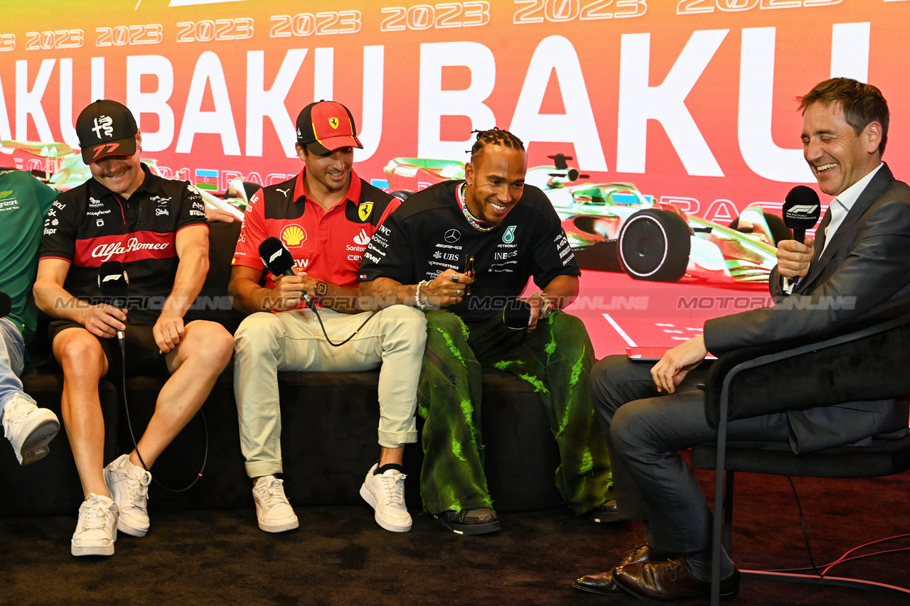 GP AZERBAIJAN, (L to R): Valtteri Bottas (FIN) Alfa Romeo F1 Team; Carlos Sainz Jr (ESP) Ferrari; e Lewis Hamilton (GBR) Mercedes AMG F1, in the FIA Press Conference.

27.04.2023. Formula 1 World Championship, Rd 4, Azerbaijan Grand Prix, Baku Street Circuit, Azerbaijan, Preparation Day.

- www.xpbimages.com, EMail: requests@xpbimages.com ¬© Copyright: XPB Images