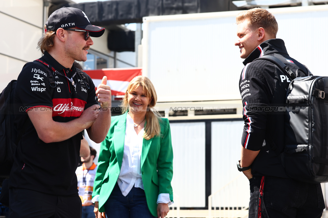 GP AZERBAIJAN, (L to R): Valtteri Bottas (FIN) Alfa Romeo F1 Team with Corinna Schumacher (GER) e Mick Schumacher (GER) Mercedes AMG F1 Reserve Driver.

27.04.2023. Formula 1 World Championship, Rd 4, Azerbaijan Grand Prix, Baku Street Circuit, Azerbaijan, Preparation Day.

 - www.xpbimages.com, EMail: requests@xpbimages.com ¬© Copyright: Coates / XPB Images