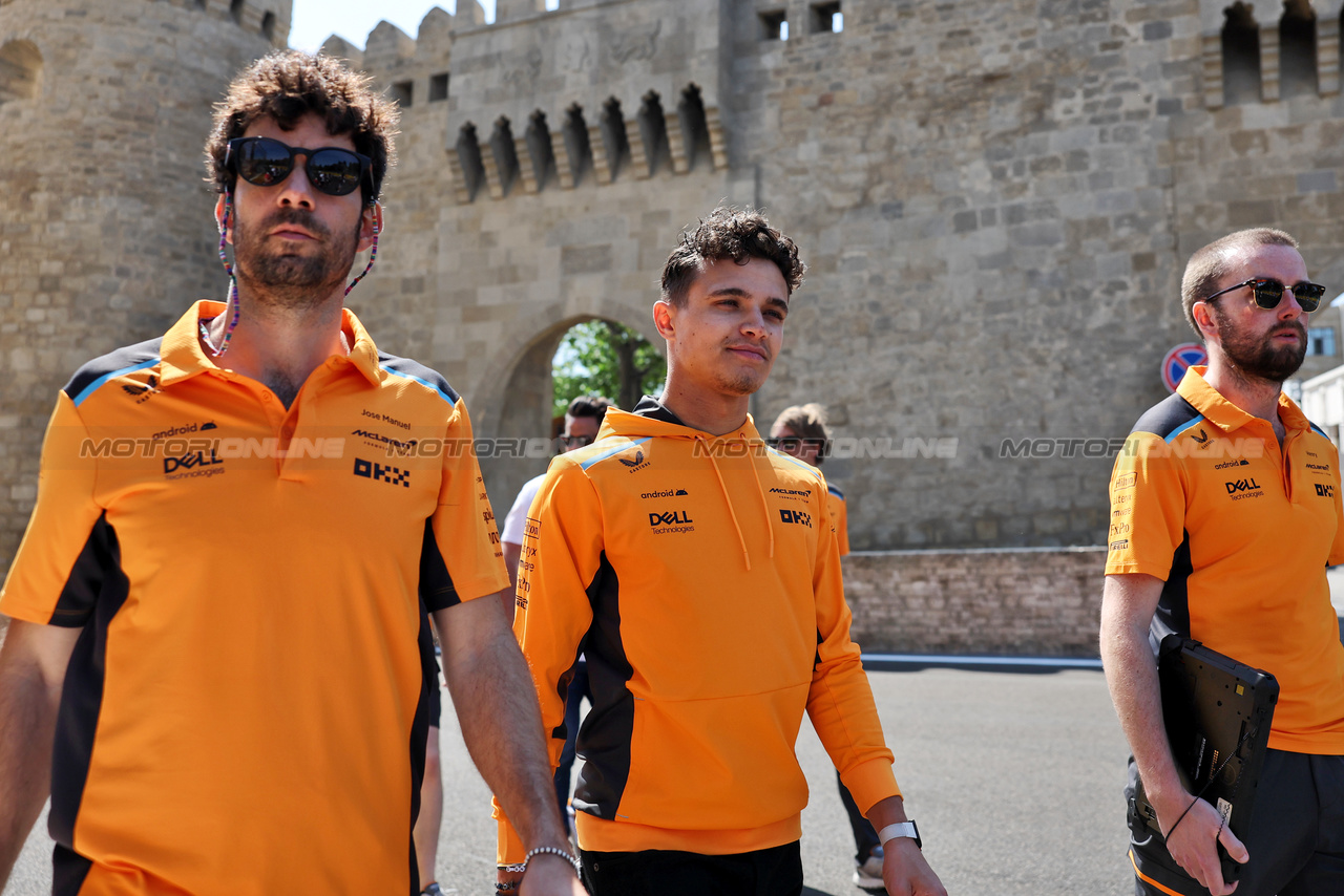 GP AZERBAIJAN, Lando Norris (GBR) McLaren walks the circuit with the team.

27.04.2023. Formula 1 World Championship, Rd 4, Azerbaijan Grand Prix, Baku Street Circuit, Azerbaijan, Preparation Day.

- www.xpbimages.com, EMail: requests@xpbimages.com ¬© Copyright: Bearne / XPB Images