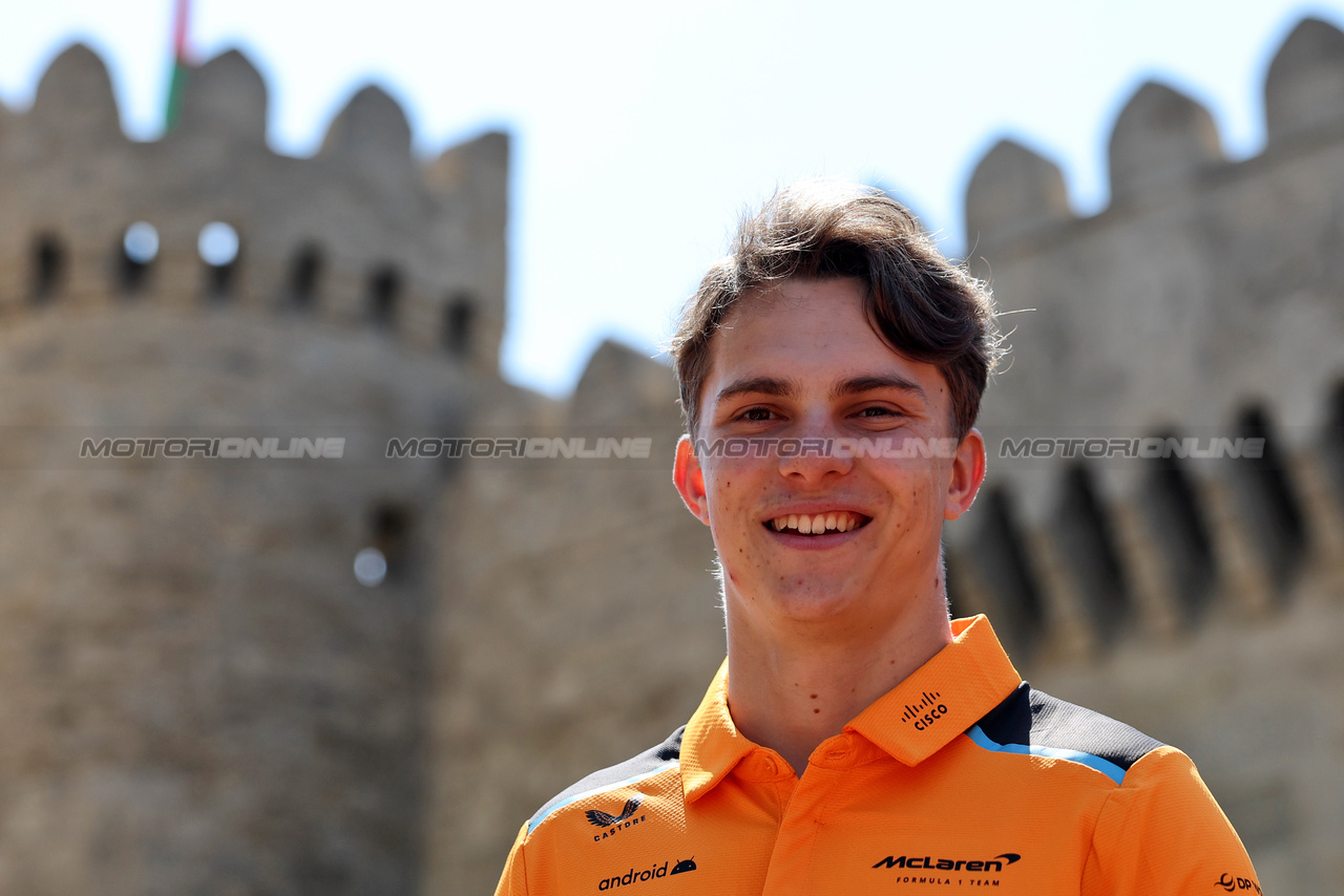 GP AZERBAIJAN, Oscar Piastri (AUS) McLaren walks the circuit.

27.04.2023. Formula 1 World Championship, Rd 4, Azerbaijan Grand Prix, Baku Street Circuit, Azerbaijan, Preparation Day.

- www.xpbimages.com, EMail: requests@xpbimages.com ¬© Copyright: Bearne / XPB Images