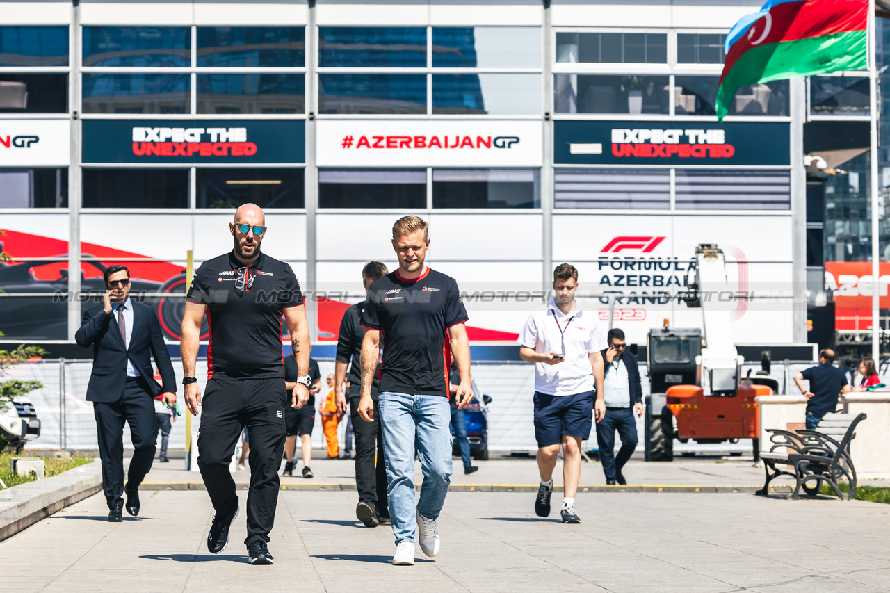 GP AZERBAIJAN, (L to R): Stuart Morrison (GBR) Haas F1 Team Head of Communications with Kevin Magnussen (DEN) Haas F1 Team.

27.04.2023. Formula 1 World Championship, Rd 4, Azerbaijan Grand Prix, Baku Street Circuit, Azerbaijan, Preparation Day.

- www.xpbimages.com, EMail: requests@xpbimages.com ¬© Copyright: Bearne / XPB Images