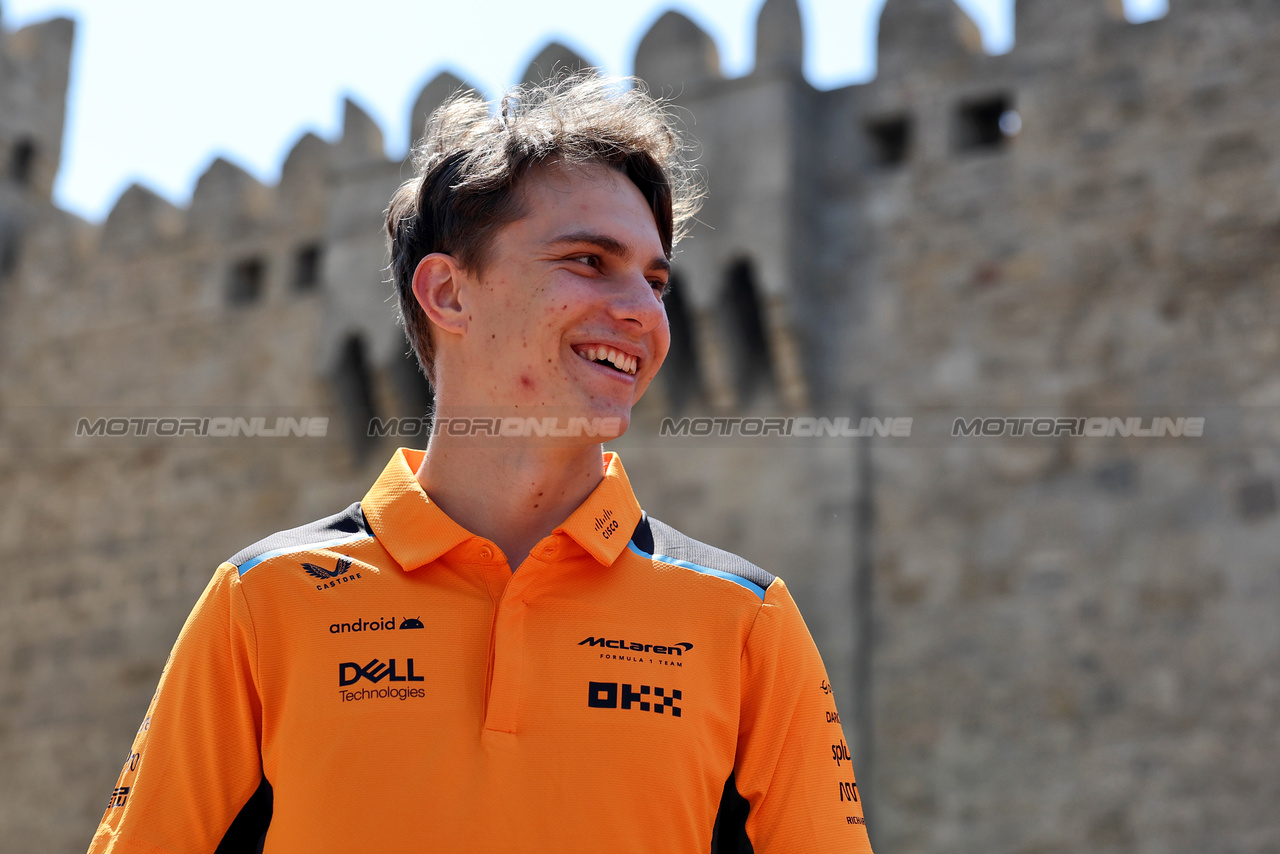 GP AZERBAIJAN, Oscar Piastri (AUS) McLaren walks the circuit.

27.04.2023. Formula 1 World Championship, Rd 4, Azerbaijan Grand Prix, Baku Street Circuit, Azerbaijan, Preparation Day.

- www.xpbimages.com, EMail: requests@xpbimages.com ¬© Copyright: Bearne / XPB Images