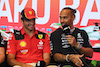 GP AZERBAIJAN, (L to R): Carlos Sainz Jr (ESP) Ferrari e Lewis Hamilton (GBR) Mercedes AMG F1 in the FIA Press Conference.
27.04.2023. Formula 1 World Championship, Rd 4, Azerbaijan Grand Prix, Baku Street Circuit, Azerbaijan, Preparation Day.
- www.xpbimages.com, EMail: requests@xpbimages.com ¬© Copyright: XPB Images