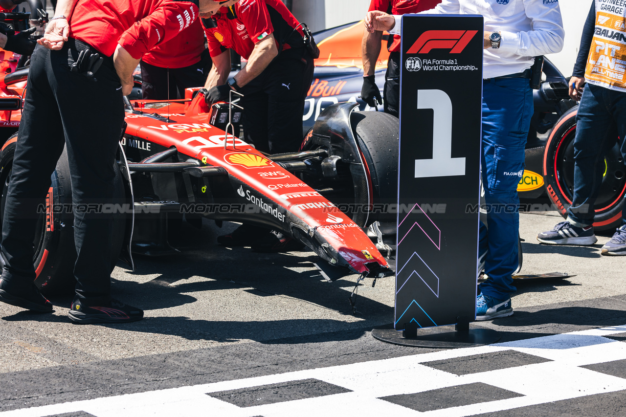 GP AZERBAIJAN, The Ferrari SF-23 of Sprint Shootout winner Charles Leclerc (MON) in parc ferme with a broken front wing.

29.04.2023. Formula 1 World Championship, Rd 4, Azerbaijan Grand Prix, Baku Street Circuit, Azerbaijan, Sprint Day.

- www.xpbimages.com, EMail: requests@xpbimages.com ¬© Copyright: Bearne / XPB Images