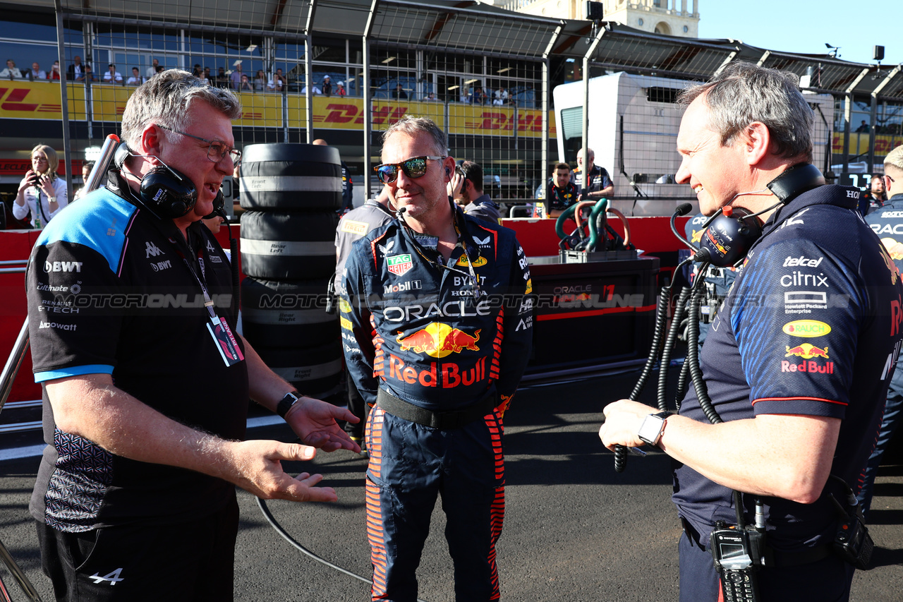 GP AZERBAIJAN, Otmar Szafnauer (USA) Alpine F1 Team, Team Principal (Left) with Paul Monaghan (GBR) Red Bull Racing Chief Engineer (Right) on the grid.

29.04.2023. Formula 1 World Championship, Rd 4, Azerbaijan Grand Prix, Baku Street Circuit, Azerbaijan, Sprint Day.

- www.xpbimages.com, EMail: requests@xpbimages.com ¬© Copyright: Batchelor / XPB Images