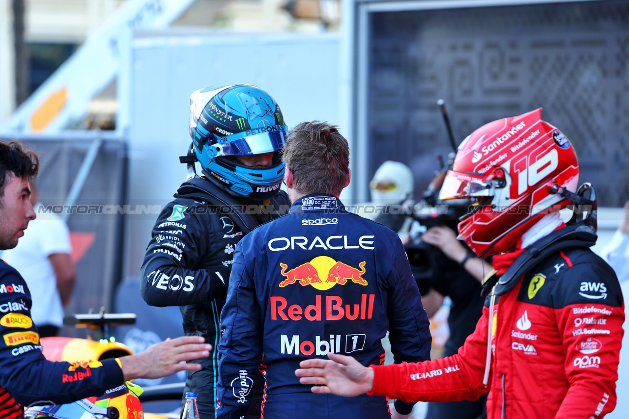 GP AZERBAIJAN, (L to R): George Russell (GBR) Mercedes AMG F1 e Max Verstappen (NLD) Red Bull Racing discuss the Sprint race in parc ferme.

29.04.2023. Formula 1 World Championship, Rd 4, Azerbaijan Grand Prix, Baku Street Circuit, Azerbaijan, Sprint Day.

- www.xpbimages.com, EMail: requests@xpbimages.com ¬© Copyright: Batchelor / XPB Images