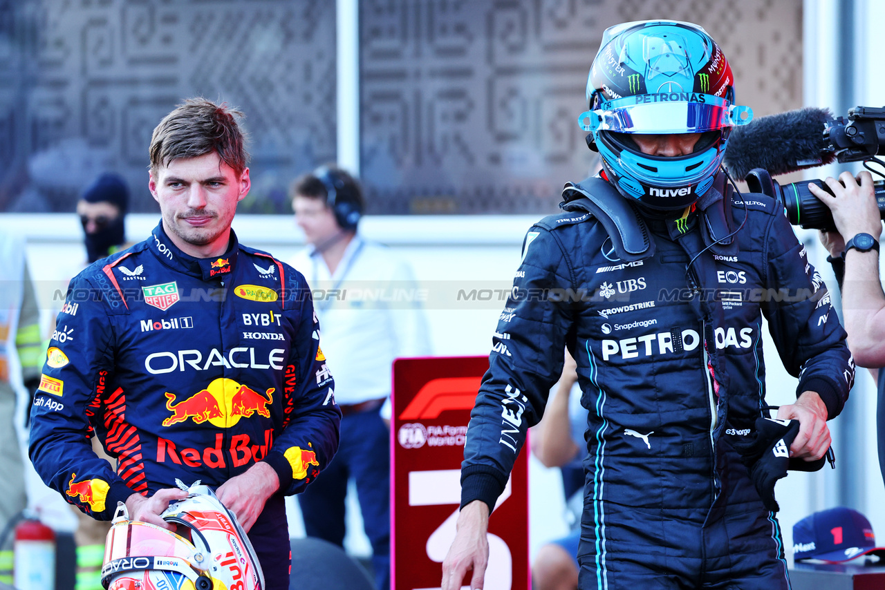 GP AZERBAIJAN, (L to R): Max Verstappen (NLD) Red Bull Racing e George Russell (GBR) Mercedes AMG F1 discuss the Sprint race in parc ferme.

29.04.2023. Formula 1 World Championship, Rd 4, Azerbaijan Grand Prix, Baku Street Circuit, Azerbaijan, Sprint Day.

- www.xpbimages.com, EMail: requests@xpbimages.com ¬© Copyright: Batchelor / XPB Images