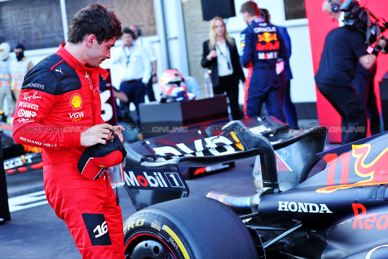 GP AZERBAIJAN, Charles Leclerc (MON) Ferrari SF-23 looks at the Red Bull Racing RB19 of Sergio Perez (MEX) Red Bull Racing in parc ferme.

29.04.2023. Formula 1 World Championship, Rd 4, Azerbaijan Grand Prix, Baku Street Circuit, Azerbaijan, Sprint Day.

- www.xpbimages.com, EMail: requests@xpbimages.com ¬© Copyright: Batchelor / XPB Images