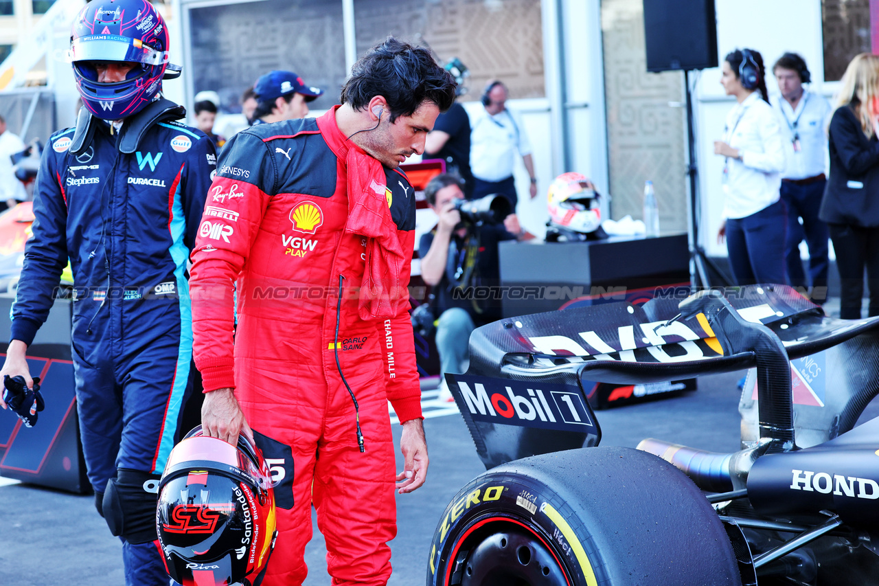 GP AZERBAIJAN, Carlos Sainz Jr (ESP) Ferrari in parc ferme.

29.04.2023. Formula 1 World Championship, Rd 4, Azerbaijan Grand Prix, Baku Street Circuit, Azerbaijan, Sprint Day.

- www.xpbimages.com, EMail: requests@xpbimages.com ¬© Copyright: Batchelor / XPB Images