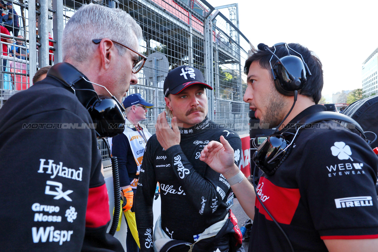 GP AZERBAIJAN, (L to R): Alessandro Alunni Bravi (ITA) Alfa Romeo F1 Team Managing Director e Team Representative with Valtteri Bottas (FIN) Alfa Romeo F1 Team e Alexander Chan, Alfa Romeo F1 Team Gara Engineer on the grid.

29.04.2023. Formula 1 World Championship, Rd 4, Azerbaijan Grand Prix, Baku Street Circuit, Azerbaijan, Sprint Day.

- www.xpbimages.com, EMail: requests@xpbimages.com ¬© Copyright: Batchelor / XPB Images