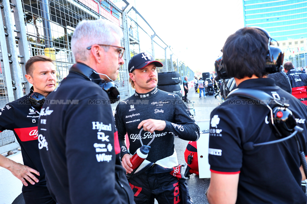 GP AZERBAIJAN, (L to R): Alessandro Alunni Bravi (ITA) Alfa Romeo F1 Team Managing Director e Team Representative with Valtteri Bottas (FIN) Alfa Romeo F1 Team e Alexander Chan, Alfa Romeo F1 Team Gara Engineer on the grid.

29.04.2023. Formula 1 World Championship, Rd 4, Azerbaijan Grand Prix, Baku Street Circuit, Azerbaijan, Sprint Day.

- www.xpbimages.com, EMail: requests@xpbimages.com ¬© Copyright: Batchelor / XPB Images