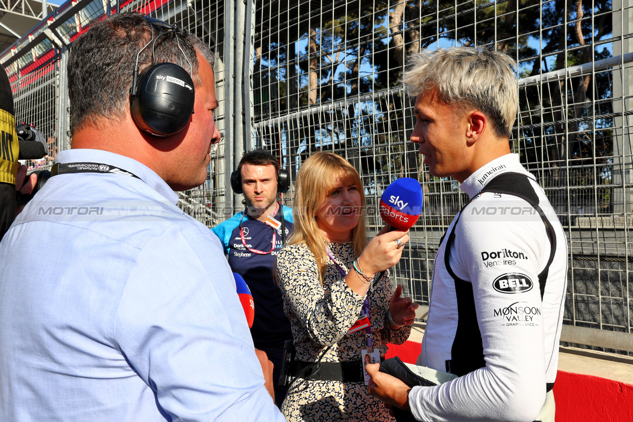 GP AZERBAIJAN, Alexander Albon (THA) Williams Racing on the grid with Ted Kravitz (GBR) Sky Sports Pitlane Reporter e Bernadette Collins (GBR) Sky Sports F1 on the grid.

29.04.2023. Formula 1 World Championship, Rd 4, Azerbaijan Grand Prix, Baku Street Circuit, Azerbaijan, Sprint Day.

- www.xpbimages.com, EMail: requests@xpbimages.com ¬© Copyright: Batchelor / XPB Images