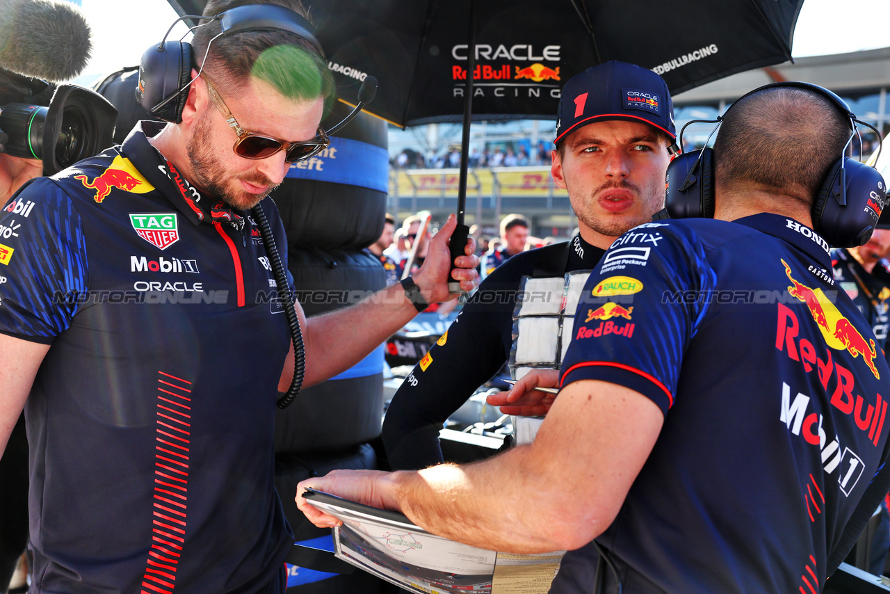 GP AZERBAIJAN, Max Verstappen (NLD) Red Bull Racing with Gianpiero Lambiase (ITA) Red Bull Racing Engineer e Bradley Scanes (GBR) Red Bull Racing Physio e Performance Coach on the grid.

29.04.2023. Formula 1 World Championship, Rd 4, Azerbaijan Grand Prix, Baku Street Circuit, Azerbaijan, Sprint Day.

- www.xpbimages.com, EMail: requests@xpbimages.com ¬© Copyright: Batchelor / XPB Images