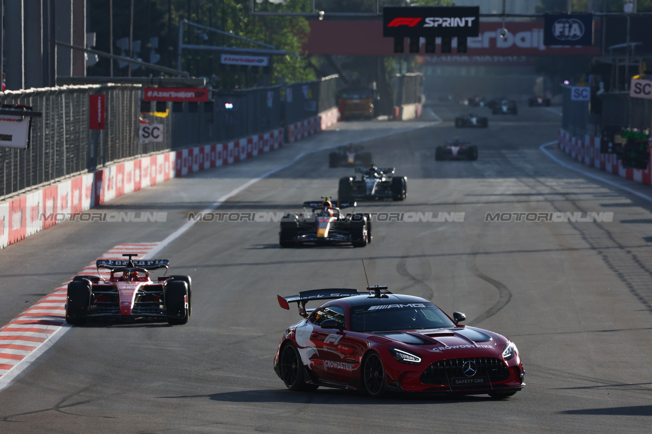 GP AZERBAIJAN, Charles Leclerc (MON) Ferrari SF-23 davanti a behind the Mercedes FIA Safety Car.

29.04.2023. Formula 1 World Championship, Rd 4, Azerbaijan Grand Prix, Baku Street Circuit, Azerbaijan, Sprint Day.

- www.xpbimages.com, EMail: requests@xpbimages.com ¬© Copyright: Batchelor / XPB Images