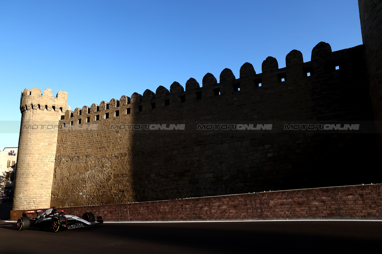 GP AZERBAIJAN, Nyck de Vries (NLD) AlphaTauri AT04.

29.04.2023. Formula 1 World Championship, Rd 4, Azerbaijan Grand Prix, Baku Street Circuit, Azerbaijan, Sprint Day.

 - www.xpbimages.com, EMail: requests@xpbimages.com ¬© Copyright: Coates / XPB Images