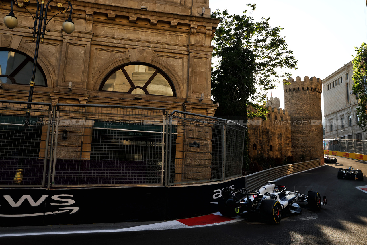 GP AZERBAIJAN, Nyck de Vries (NLD) AlphaTauri AT04.

29.04.2023. Formula 1 World Championship, Rd 4, Azerbaijan Grand Prix, Baku Street Circuit, Azerbaijan, Sprint Day.

 - www.xpbimages.com, EMail: requests@xpbimages.com ¬© Copyright: Coates / XPB Images