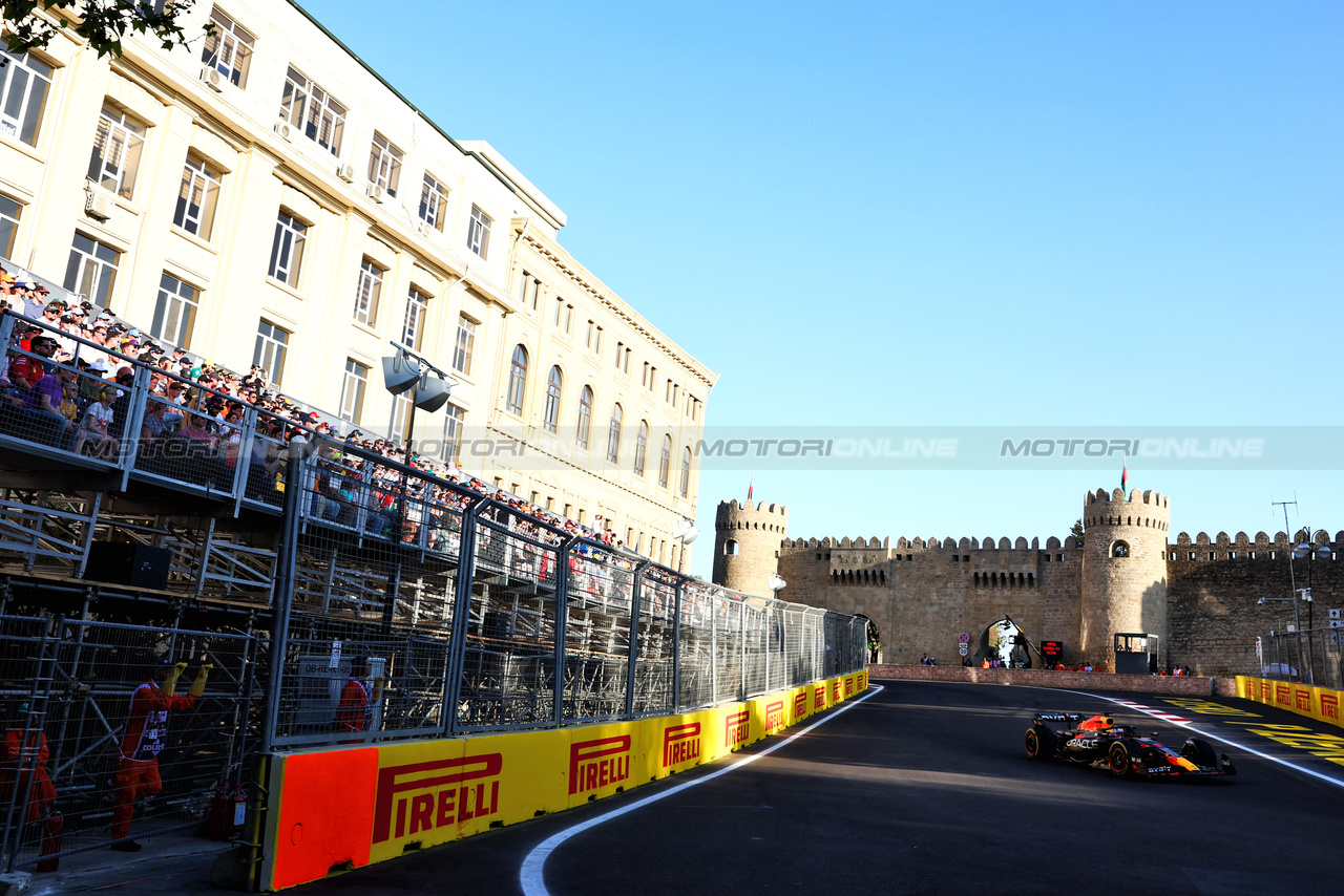 GP AZERBAIJAN, Max Verstappen (NLD) Red Bull Racing RB19.

29.04.2023. Formula 1 World Championship, Rd 4, Azerbaijan Grand Prix, Baku Street Circuit, Azerbaijan, Sprint Day.

 - www.xpbimages.com, EMail: requests@xpbimages.com ¬© Copyright: Coates / XPB Images