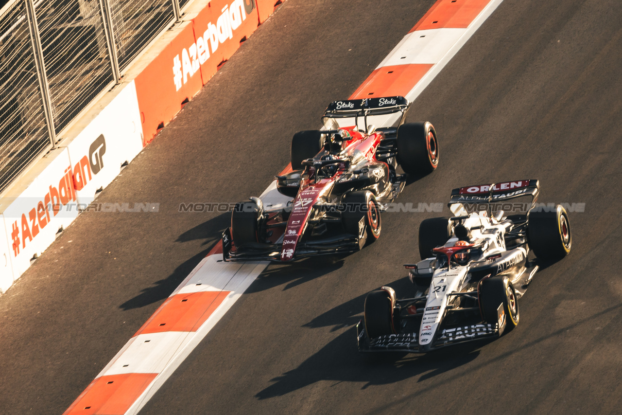 GP AZERBAIJAN, Valtteri Bottas (FIN) Alfa Romeo F1 Team C43 e Nyck de Vries (NLD) AlphaTauri AT04 battle for position.

29.04.2023. Formula 1 World Championship, Rd 4, Azerbaijan Grand Prix, Baku Street Circuit, Azerbaijan, Sprint Day.

- www.xpbimages.com, EMail: requests@xpbimages.com ¬© Copyright: Bearne / XPB Images