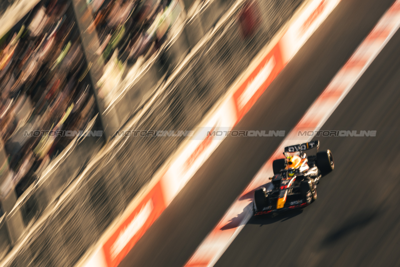 GP AZERBAIJAN, Sergio Perez (MEX) Red Bull Racing RB19.

29.04.2023. Formula 1 World Championship, Rd 4, Azerbaijan Grand Prix, Baku Street Circuit, Azerbaijan, Sprint Day.

- www.xpbimages.com, EMail: requests@xpbimages.com ¬© Copyright: Bearne / XPB Images