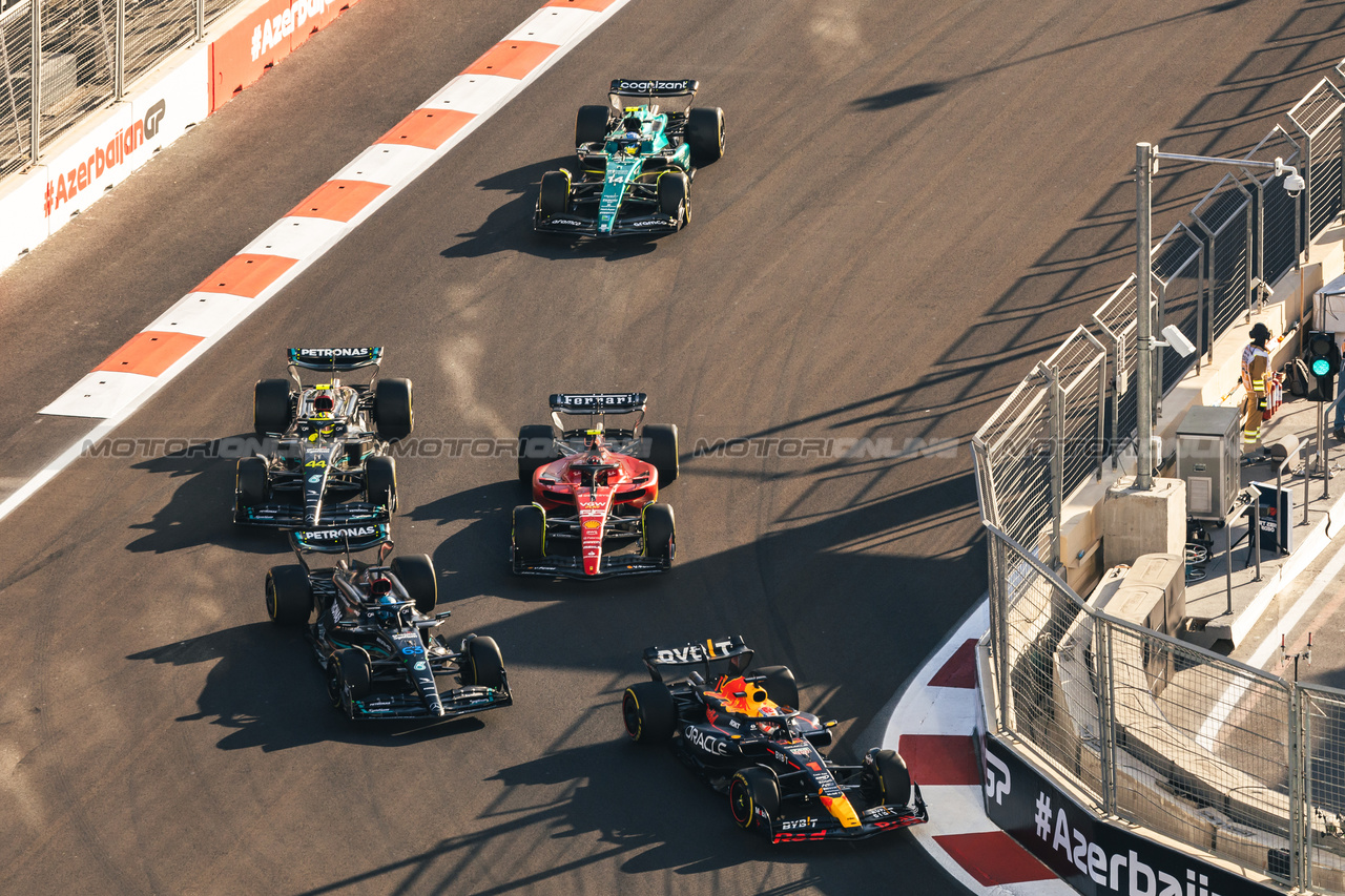 GP AZERBAIJAN, Max Verstappen (NLD) Red Bull Racing RB19 e George Russell (GBR) Mercedes AMG F1 W14 battle for position.

29.04.2023. Formula 1 World Championship, Rd 4, Azerbaijan Grand Prix, Baku Street Circuit, Azerbaijan, Sprint Day.

- www.xpbimages.com, EMail: requests@xpbimages.com ¬© Copyright: Bearne / XPB Images