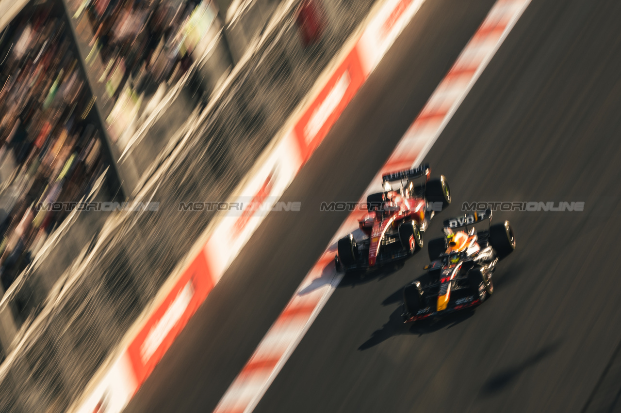 GP AZERBAIJAN, Sergio Perez (MEX) Red Bull Racing RB19 e Charles Leclerc (MON) Ferrari SF-23 battle for the lead of the Sprint race.

29.04.2023. Formula 1 World Championship, Rd 4, Azerbaijan Grand Prix, Baku Street Circuit, Azerbaijan, Sprint Day.

- www.xpbimages.com, EMail: requests@xpbimages.com ¬© Copyright: Bearne / XPB Images