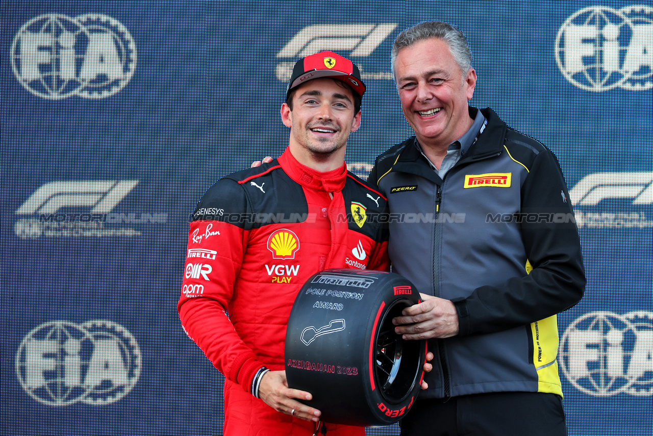 GP AZERBAIJAN, (L to R): Charles Leclerc (MON) Ferrari receives the Pirelli Pole Position Award from Mario Isola (ITA) Pirelli Racing Manager.

28.04.2023. Formula 1 World Championship, Rd 4, Azerbaijan Grand Prix, Baku Street Circuit, Azerbaijan, Qualifiche Day.

- www.xpbimages.com, EMail: requests@xpbimages.com ¬© Copyright: Batchelor / XPB Images