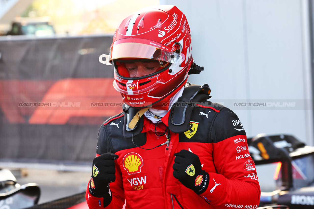 GP AZERBAIJAN, Charles Leclerc (MON) Ferrari celebrates his pole position in qualifying parc ferme.

28.04.2023. Formula 1 World Championship, Rd 4, Azerbaijan Grand Prix, Baku Street Circuit, Azerbaijan, Qualifiche Day.

 - www.xpbimages.com, EMail: requests@xpbimages.com ¬© Copyright: Coates / XPB Images