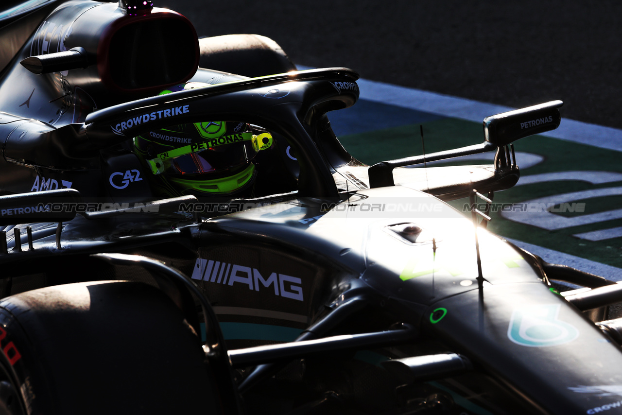 GP AZERBAIJAN, Lewis Hamilton (GBR) Mercedes AMG F1 W14 in the pits.

28.04.2023. Formula 1 World Championship, Rd 4, Azerbaijan Grand Prix, Baku Street Circuit, Azerbaijan, Qualifiche Day.

 - www.xpbimages.com, EMail: requests@xpbimages.com ¬© Copyright: Coates / XPB Images