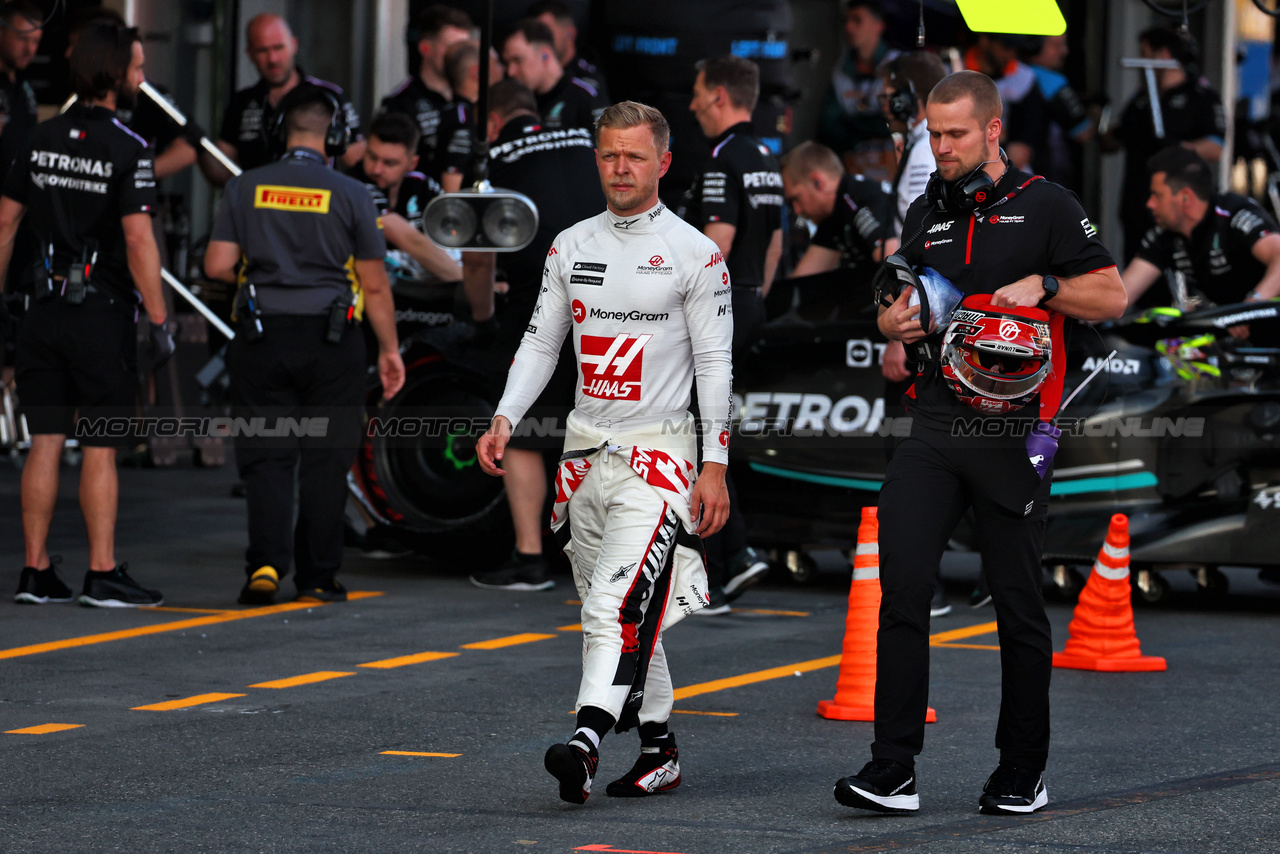 GP AZERBAIJAN, Kevin Magnussen (DEN) Haas F1 Team in the pits.

28.04.2023. Formula 1 World Championship, Rd 4, Azerbaijan Grand Prix, Baku Street Circuit, Azerbaijan, Qualifiche Day.

 - www.xpbimages.com, EMail: requests@xpbimages.com ¬© Copyright: Coates / XPB Images
