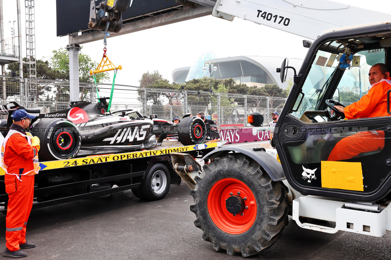 GP AZERBAIJAN, The Haas VF-23 of Kevin Magnussen (DEN) Haas F1 Team is recovered back to the pits on the back of a truck.

28.04.2023. Formula 1 World Championship, Rd 4, Azerbaijan Grand Prix, Baku Street Circuit, Azerbaijan, Qualifiche Day.

- www.xpbimages.com, EMail: requests@xpbimages.com ¬© Copyright: Batchelor / XPB Images