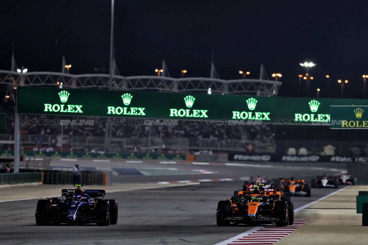 GP BAHRAIN, Logan Sargeant (USA) Williams Racing FW45 e Lando Norris (GBR) McLaren MCL60 battle for position.

05.03.2023. Formula 1 World Championship, Rd 1, Bahrain Grand Prix, Sakhir, Bahrain, Gara Day.

- www.xpbimages.com, EMail: requests@xpbimages.com © Copyright: Moy / XPB Images