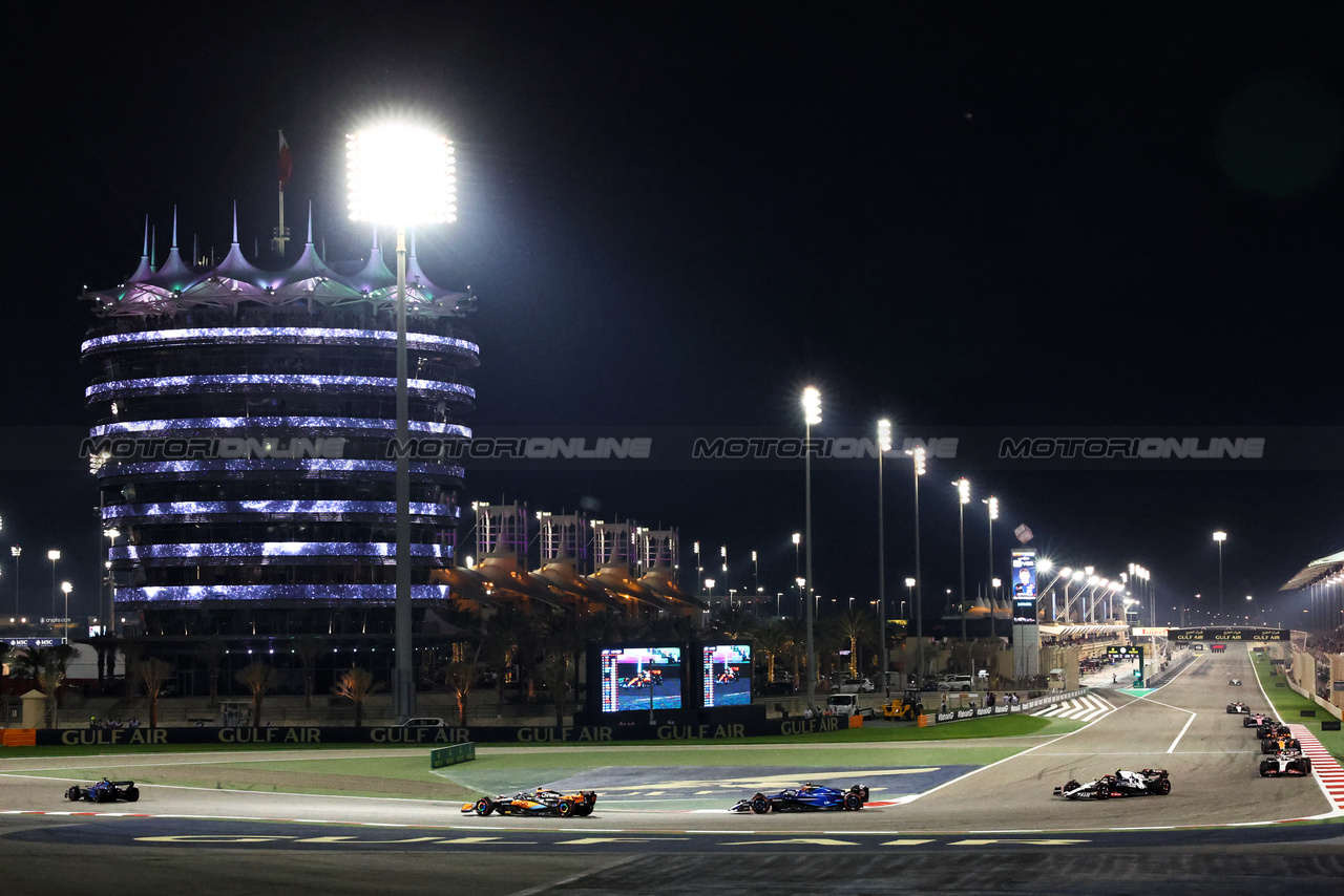 GP BAHRAIN, Lando Norris (GBR) McLaren MCL60 e Logan Sargeant (USA) Williams Racing FW45.

05.03.2023. Formula 1 World Championship, Rd 1, Bahrain Grand Prix, Sakhir, Bahrain, Gara Day.

- www.xpbimages.com, EMail: requests@xpbimages.com © Copyright: Charniaux / XPB Images