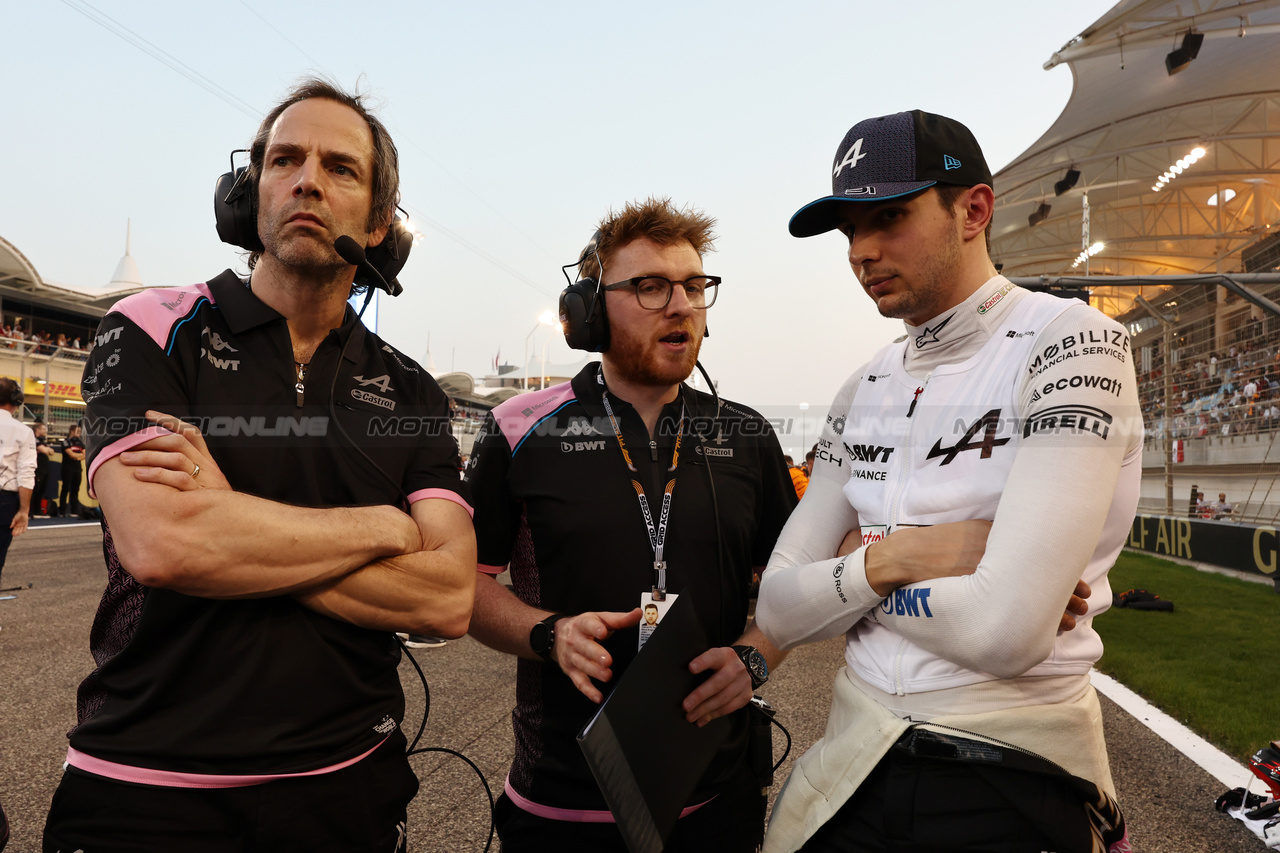 GP BAHRAIN, (L to R): Ciaron Pilbeam (GBR) Alpine F1 Team Chief Gara Engineer with Josh Peckett (GBR) Alpine F1 Team Gara Engineer e Esteban Ocon (FRA) Alpine F1 Team on the grid.

05.03.2023. Formula 1 World Championship, Rd 1, Bahrain Grand Prix, Sakhir, Bahrain, Gara Day.

- www.xpbimages.com, EMail: requests@xpbimages.com © Copyright: Moy / XPB Images