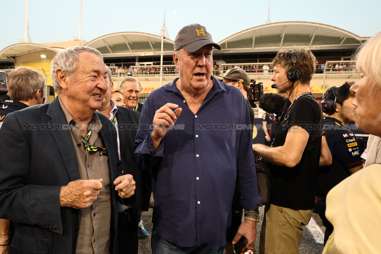 GP BAHRAIN, Jeremy Clarkson (GBR) TV Presenter with Nick Mason (GBR) Pink Floyd Drummer on the grid.

05.03.2023. Formula 1 World Championship, Rd 1, Bahrain Grand Prix, Sakhir, Bahrain, Gara Day.

- www.xpbimages.com, EMail: requests@xpbimages.com © Copyright: Moy / XPB Images