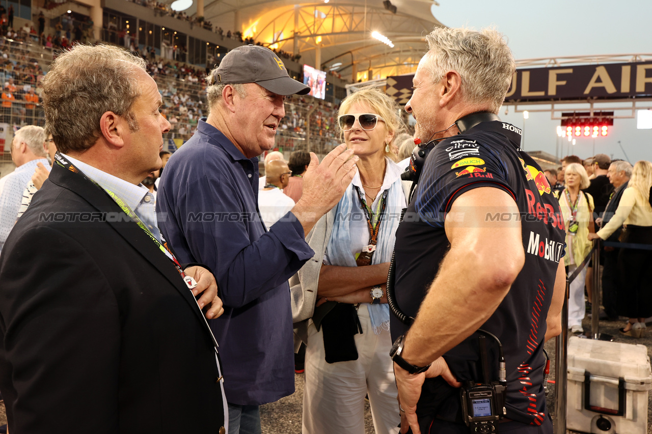 GP BAHRAIN, Jeremy Clarkson (GBR) TV Presenter with Jonathan Wheatley (GBR) Red Bull Racing Team Manager on the grid.

05.03.2023. Formula 1 World Championship, Rd 1, Bahrain Grand Prix, Sakhir, Bahrain, Gara Day.

- www.xpbimages.com, EMail: requests@xpbimages.com © Copyright: Moy / XPB Images