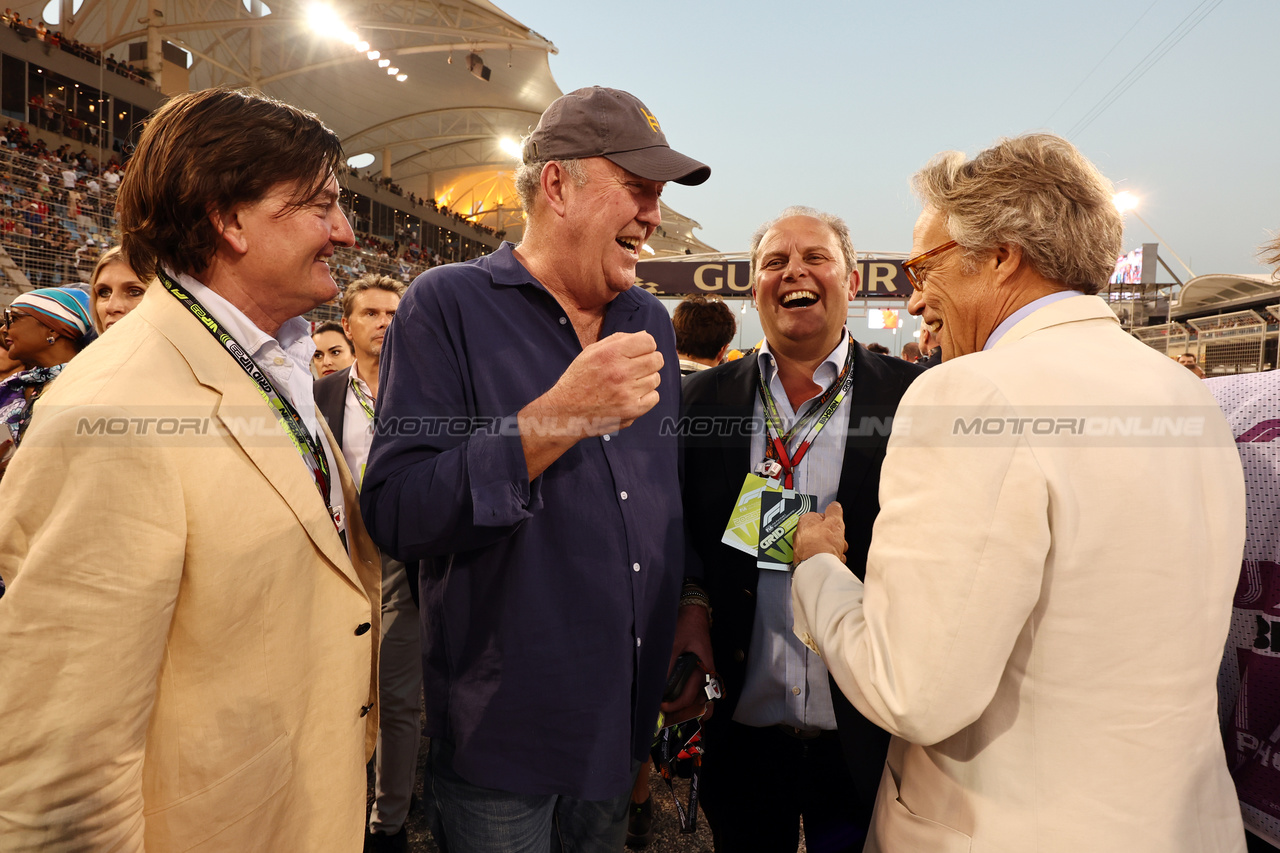 GP BAHRAIN, Jeremy Clarkson (GBR) TV Presenter with Charles Gordon-Lennox, Duke of Richmond (GBR) on the grid.

05.03.2023. Formula 1 World Championship, Rd 1, Bahrain Grand Prix, Sakhir, Bahrain, Gara Day.

- www.xpbimages.com, EMail: requests@xpbimages.com © Copyright: Moy / XPB Images