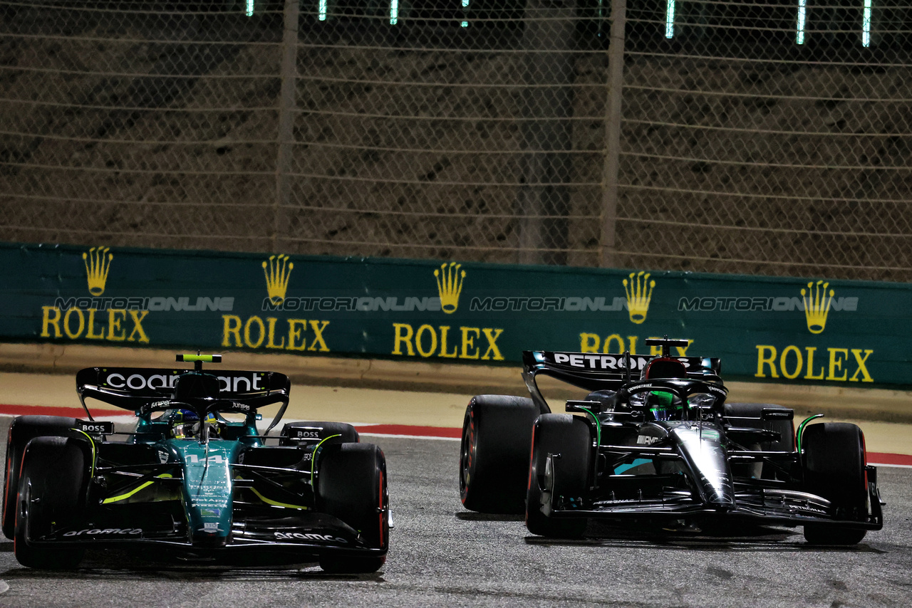 GP BAHRAIN, Fernando Alonso (ESP) Aston Martin F1 Team AMR23 e George Russell (GBR) Mercedes AMG F1 W14 battle for position.

05.03.2023. Formula 1 World Championship, Rd 1, Bahrain Grand Prix, Sakhir, Bahrain, Gara Day.

- www.xpbimages.com, EMail: requests@xpbimages.com © Copyright: Moy / XPB Images