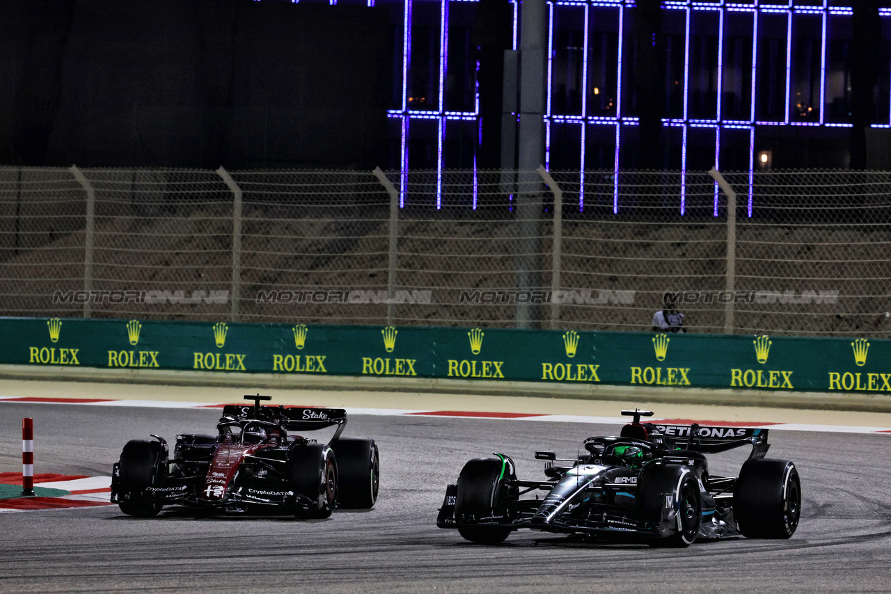 GP BAHRAIN, Valtteri Bottas (FIN) Alfa Romeo F1 Team C43 e George Russell (GBR) Mercedes AMG F1 W14 battle for position.

05.03.2023. Formula 1 World Championship, Rd 1, Bahrain Grand Prix, Sakhir, Bahrain, Gara Day.

- www.xpbimages.com, EMail: requests@xpbimages.com © Copyright: Moy / XPB Images