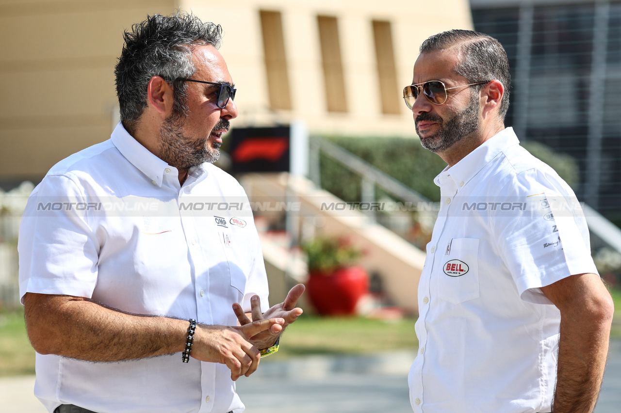 GP BAHRAIN, Massimiliano Portioli (ITA) e Michael Aumento (BEL), Bell helmets technicians 
05.03.2023. Formula 1 World Championship, Rd 1, Bahrain Grand Prix, Sakhir, Bahrain, Gara Day.
- www.xpbimages.com, EMail: requests@xpbimages.com ¬© Copyright: Charniaux / XPB Images
