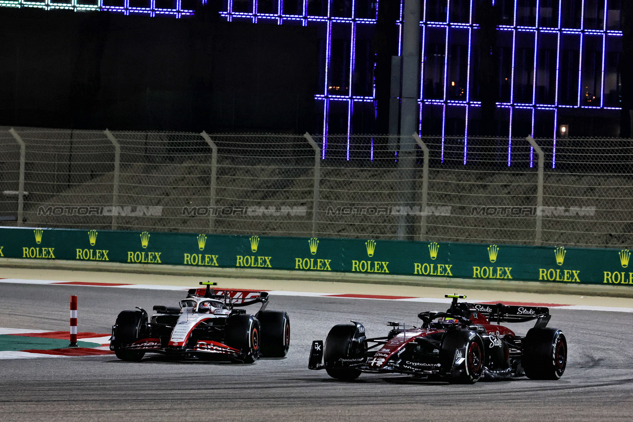 GP BAHRAIN, Nico Hulkenberg (GER) Haas VF-23 e Zhou Guanyu (CHN) Alfa Romeo F1 Team C43 battle for position.

05.03.2023. Formula 1 World Championship, Rd 1, Bahrain Grand Prix, Sakhir, Bahrain, Gara Day.

- www.xpbimages.com, EMail: requests@xpbimages.com © Copyright: Moy / XPB Images