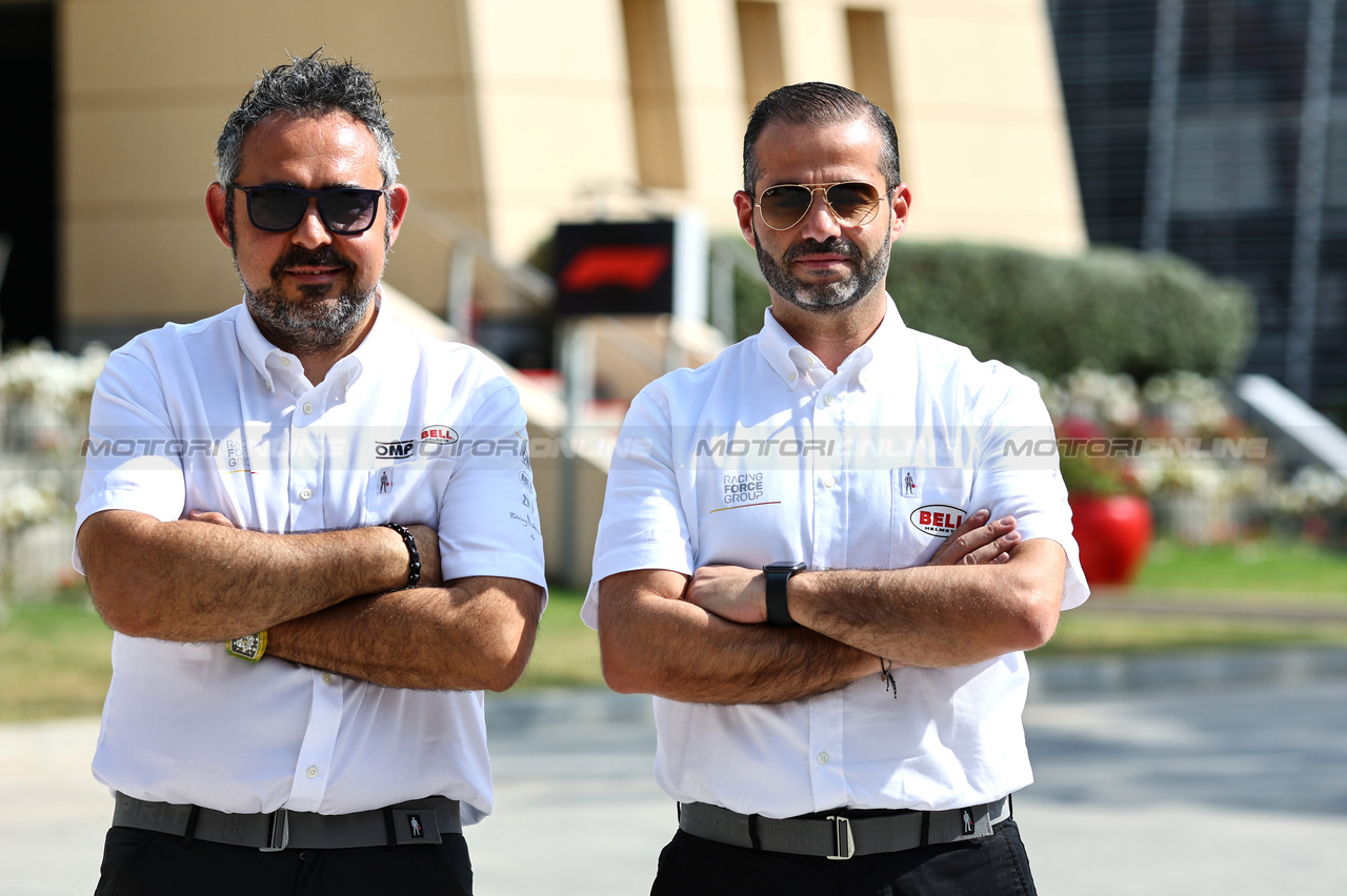 GP BAHRAIN, Massimiliano Portioli (ITA) e Michael Aumento (BEL), Bell helmets technicians 
05.03.2023. Formula 1 World Championship, Rd 1, Bahrain Grand Prix, Sakhir, Bahrain, Gara Day.
- www.xpbimages.com, EMail: requests@xpbimages.com ¬© Copyright: Charniaux / XPB Images