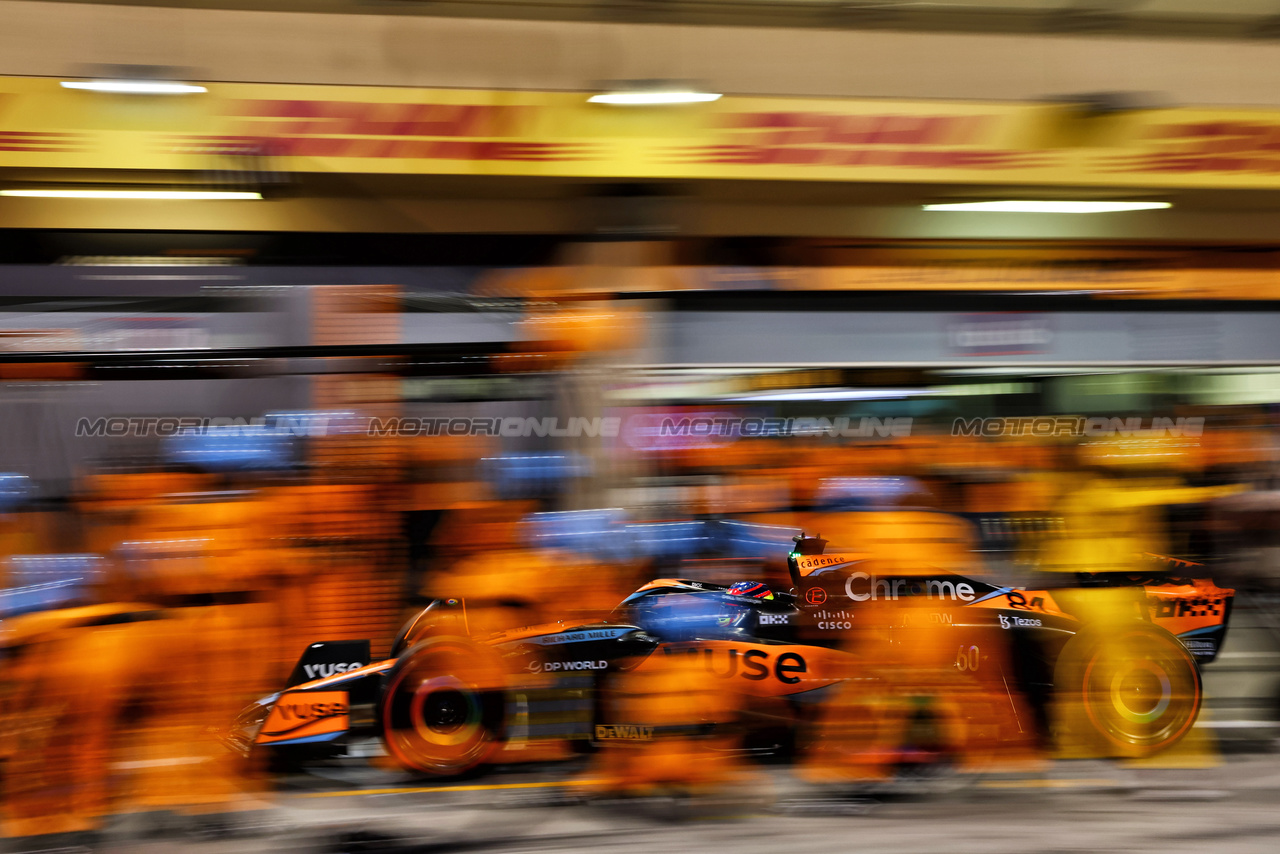 GP BAHRAIN, Oscar Piastri (AUS) McLaren MCL60 makes a pit stop.

05.03.2023. Formula 1 World Championship, Rd 1, Bahrain Grand Prix, Sakhir, Bahrain, Gara Day.

- www.xpbimages.com, EMail: requests@xpbimages.com © Copyright: Batchelor / XPB Images