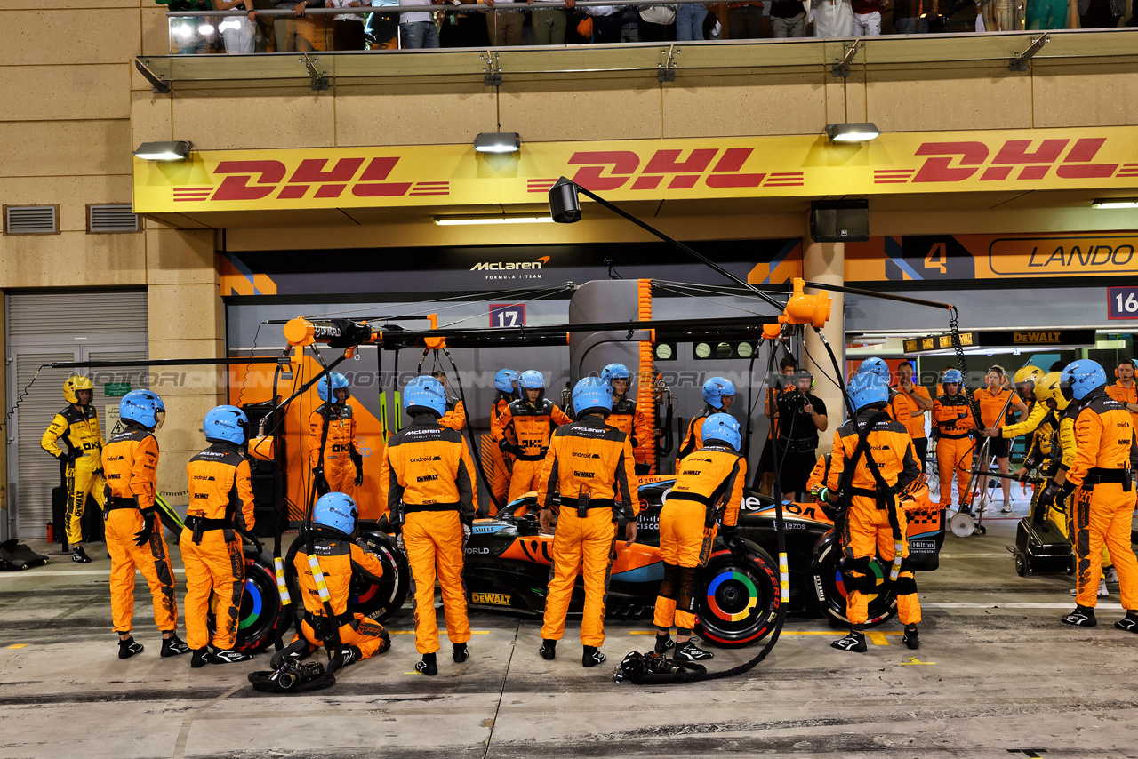GP BAHRAIN, Oscar Piastri (AUS) McLaren MCL60 makes a pit stop.

05.03.2023. Formula 1 World Championship, Rd 1, Bahrain Grand Prix, Sakhir, Bahrain, Gara Day.

- www.xpbimages.com, EMail: requests@xpbimages.com © Copyright: Batchelor / XPB Images